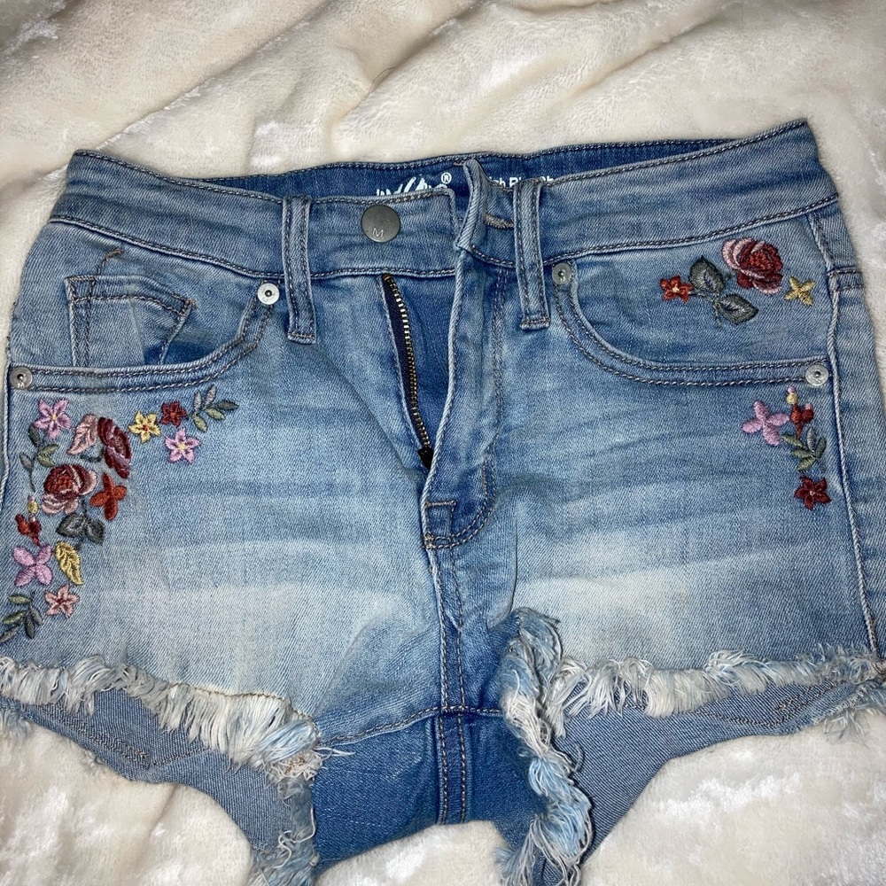 Embroidered high waisted denim shorts